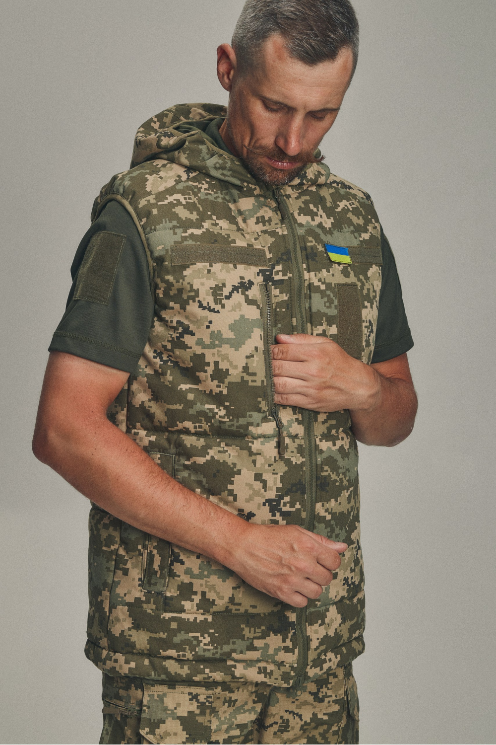 Жилетка чоловіча Саржа 300 з капюшоном піксель